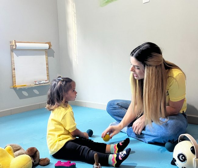 Crianças em atividade na Escola Frutos